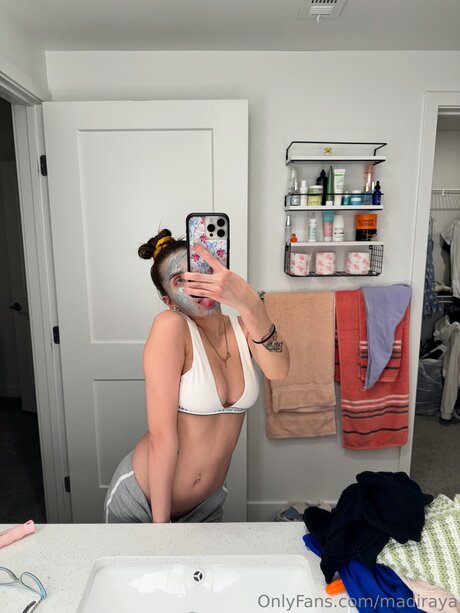 Laylarayaa nude actress photos