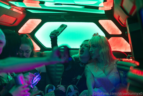 Strawbunnyx0 nudes model archive