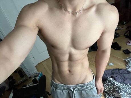 U169517161 beautiful model img