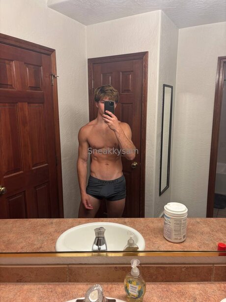 Sneakkysam model hot images