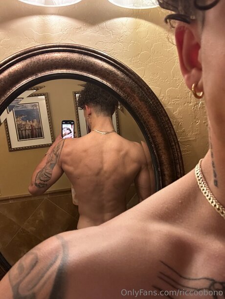 Riccoobono model sexy pic