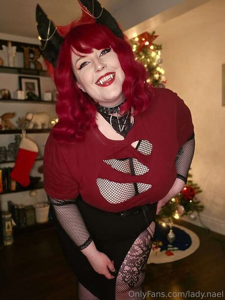 Lady Nael naked star photo