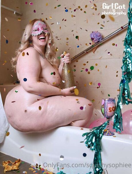 Squishysophiee model nudes images