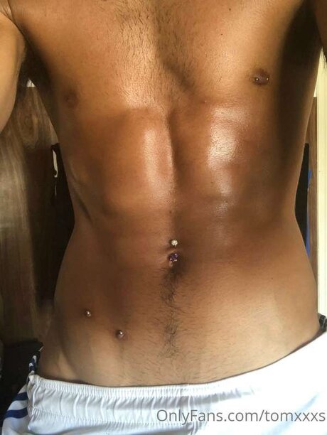 Tomxxxs nude model photo