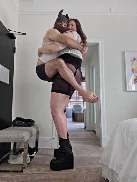 Giantessa hot model archive