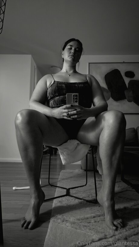 Giantessa hot actress img