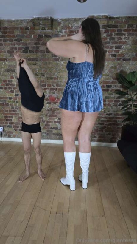 Giantessa adult model photos