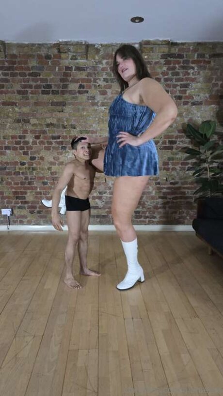 Giantessa nudes star gallery