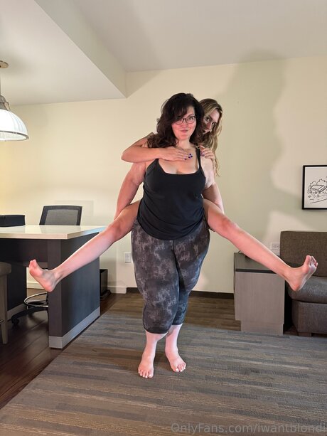 Iwantblondi naked model picture