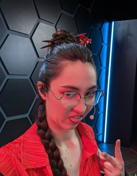 Ovilee May porn model pictures