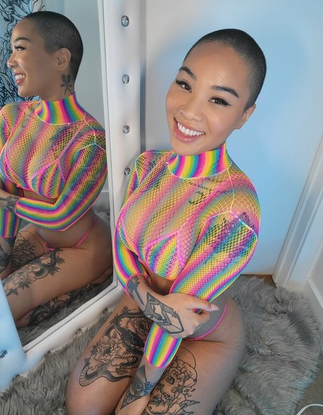 thehoneygold model nude photo