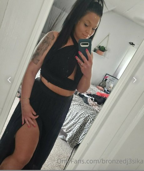 bronzedj3sika model naked galleries