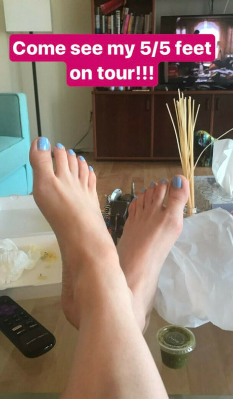 Allison Raskin nude star img