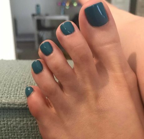 Allison Raskin nude star img