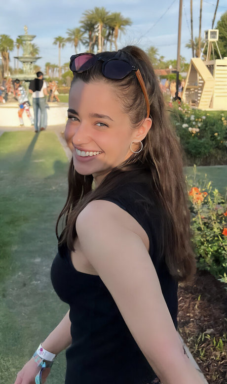 Holly Earl pornstar hot photo