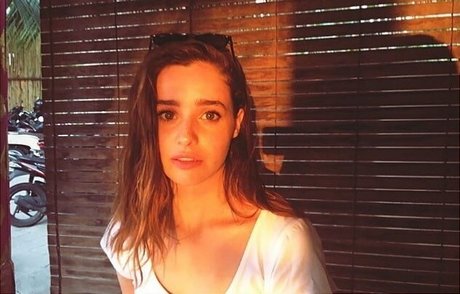 Holly Earl star pretty photos
