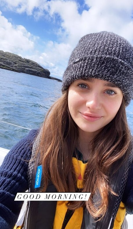 Holly Earl art model image