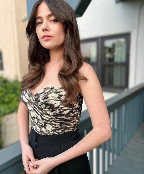 Molly Gordon pornstar art photo