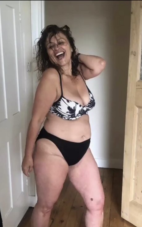 Nadia Sawalha actress picture