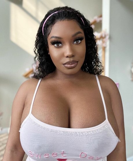 Chawanda Love beautiful pornstar photos