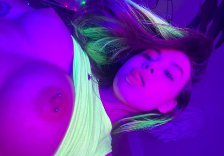 aliya kiss beautiful star pictures