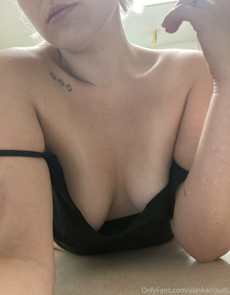 alaskaclouds hot model image