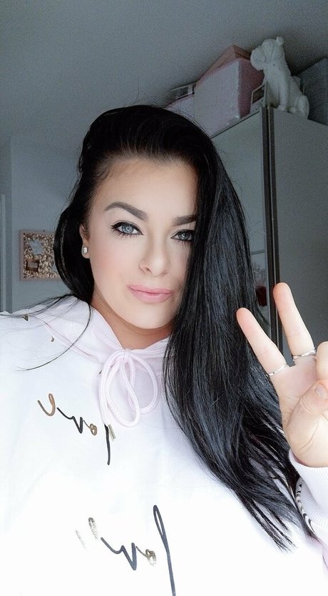 karlajames star nude picture