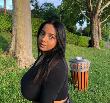 Zina Hadid star free pictures