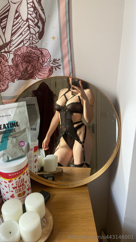 U443146001 actress pics