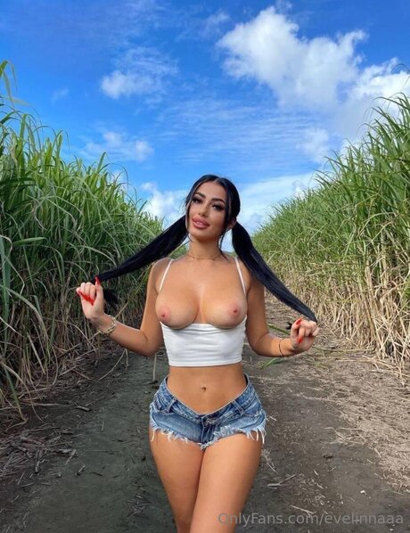 Evelinnaaa naked model photos