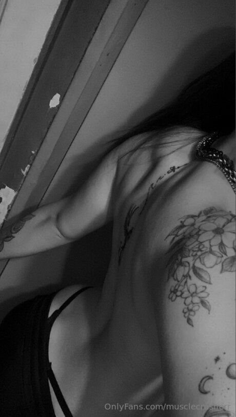 Musclequeezerr model free pic