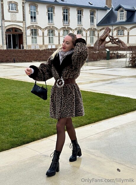 Lillymilk model nude images