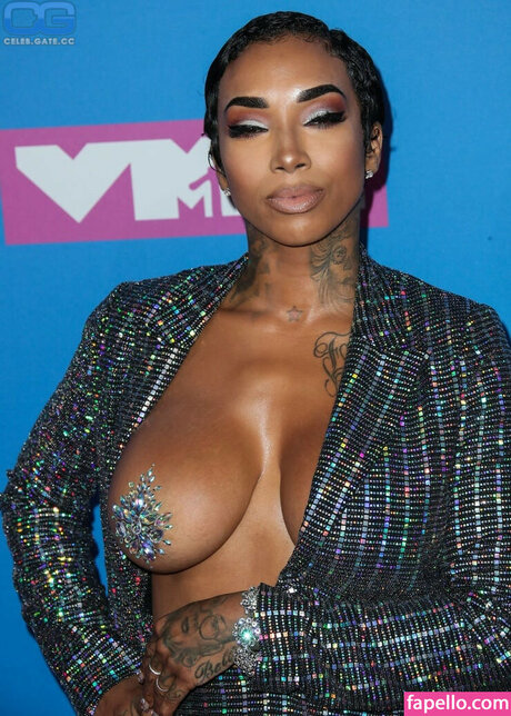 Sky Days model nude pics