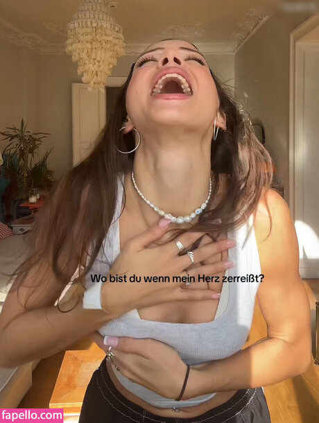 Nina Chuba perfect actress photo