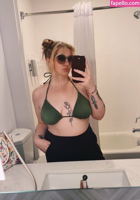 Kassmeinthepits nude model picture