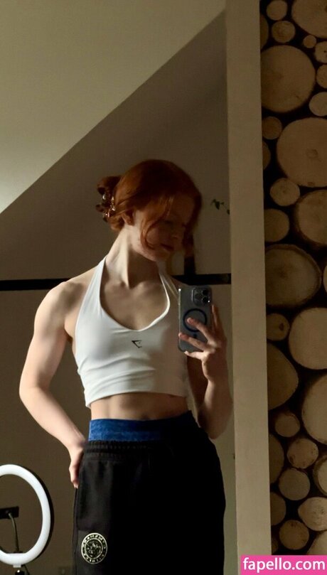 sophiereidfit exclusive model image