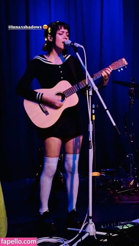 Luna Shadows model adult pics