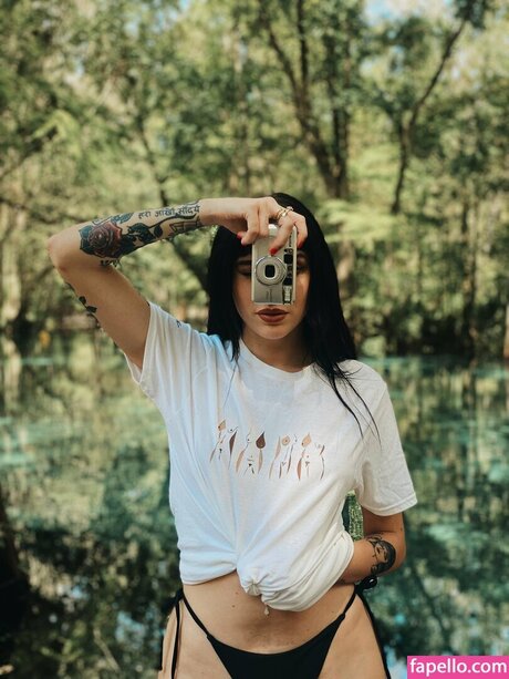 Earthdarling erotic model img