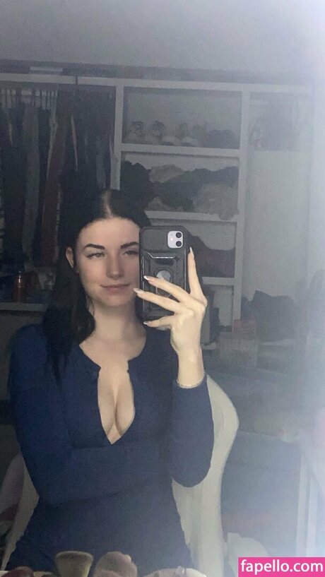 Emileesilvey hot actress pic