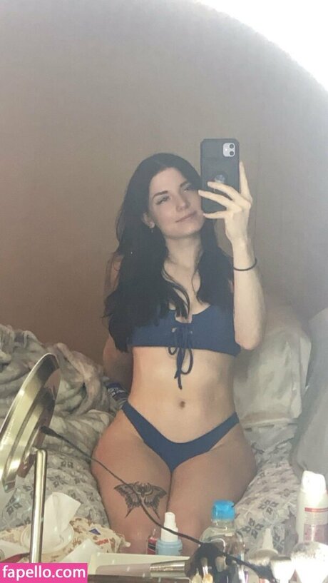 Emileesilvey model adult pictures