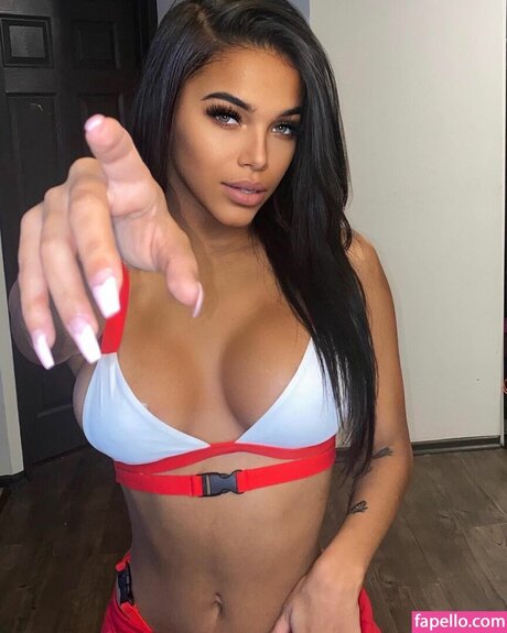 Sydney Thompson pretty model img