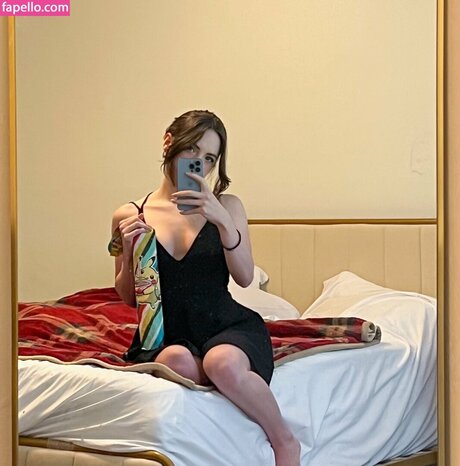 Ursiiday model naked photo