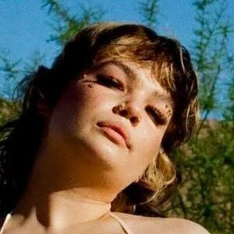 Lola Young star hd images