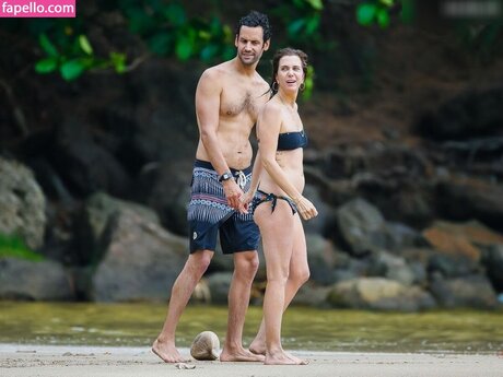 Kristen Wiig erotic actress pics