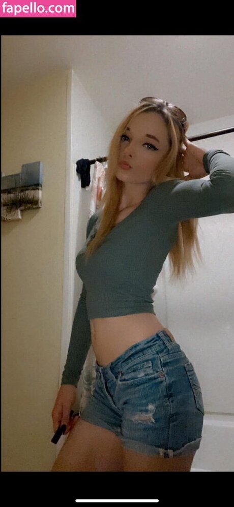 Kelly Lyn beautiful actress image