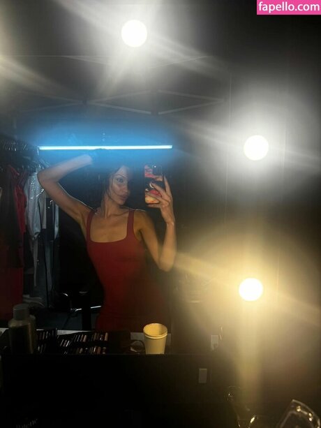 Bella Hadid model photo