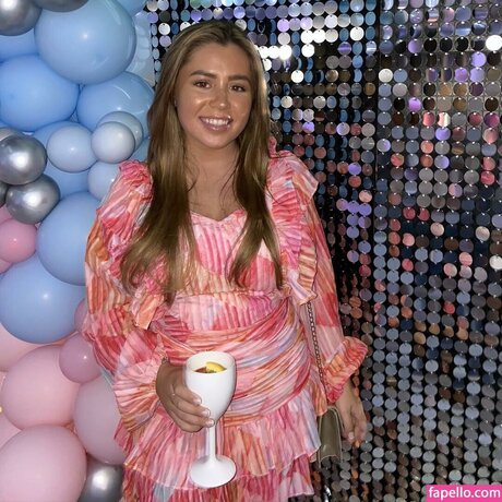 Sophie Williams hot actress photo