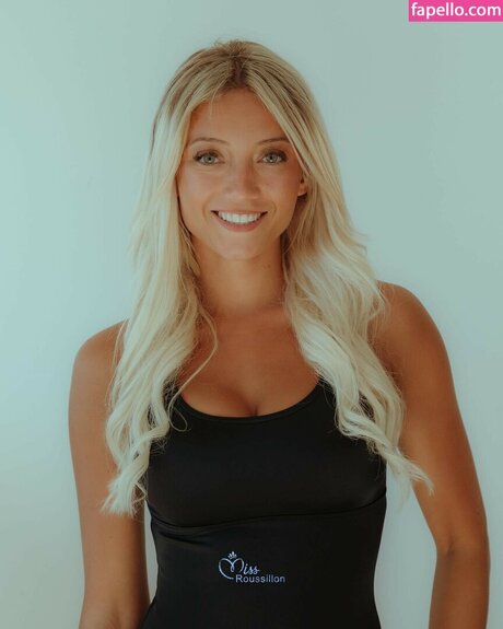 Hello__iris model hot photo