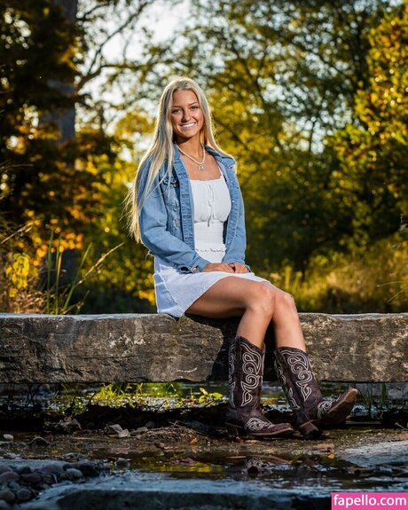 Sydney Thomas sexy actress gallery