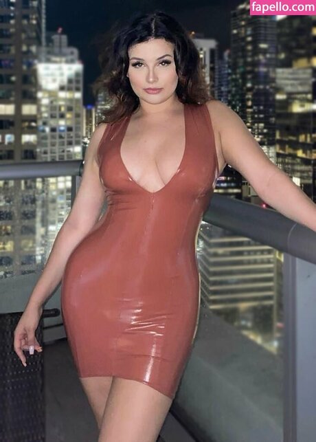 Kelly Tayler star nude archive